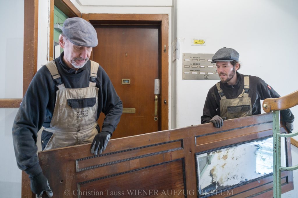 Transport_durchs_Stiegenhaus