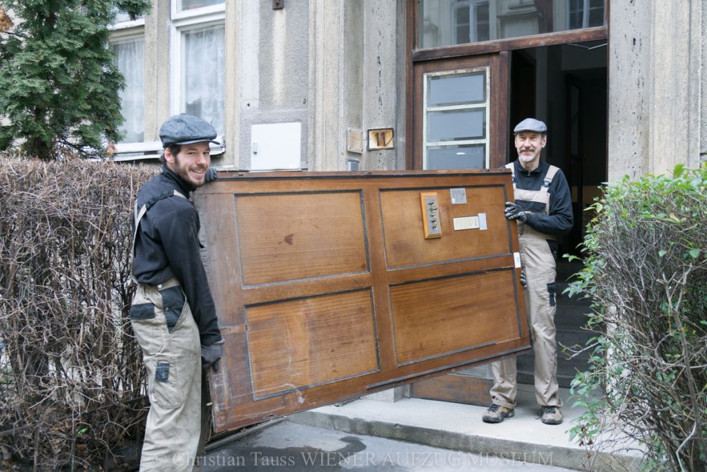 Kabinenwand_verlässt_das_Haus