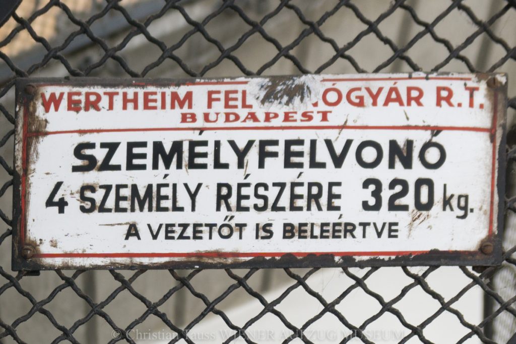 Original_Wertheim_Schild_in_Budapest