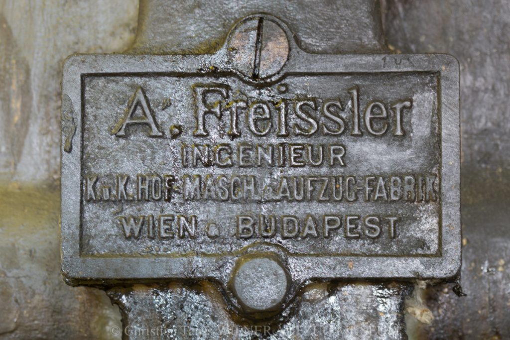 Original_Freissler_Schild_an_einem_Aufzug_in_Wien