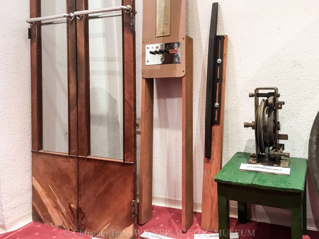 Kleines Museum mit original Aufzugteilen