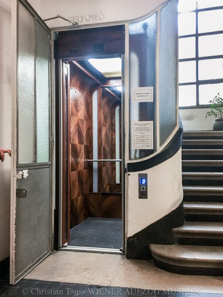 Stilsanierter Aufzug in einer Mehrparteien Villa