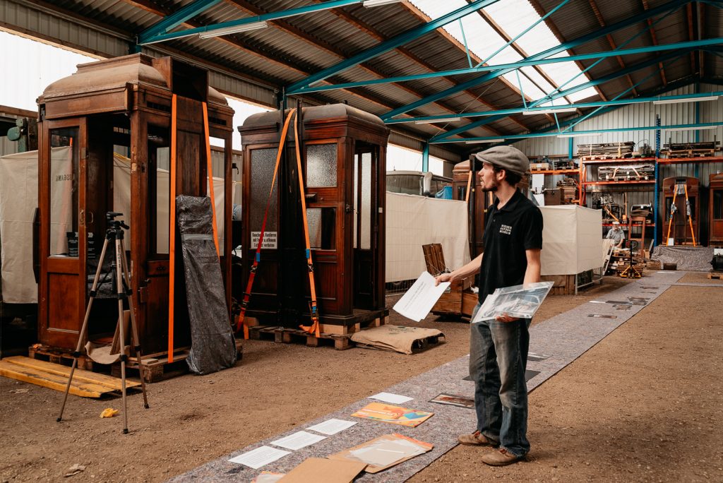 Fotos und Texte der Ausstellung werden montiert. 