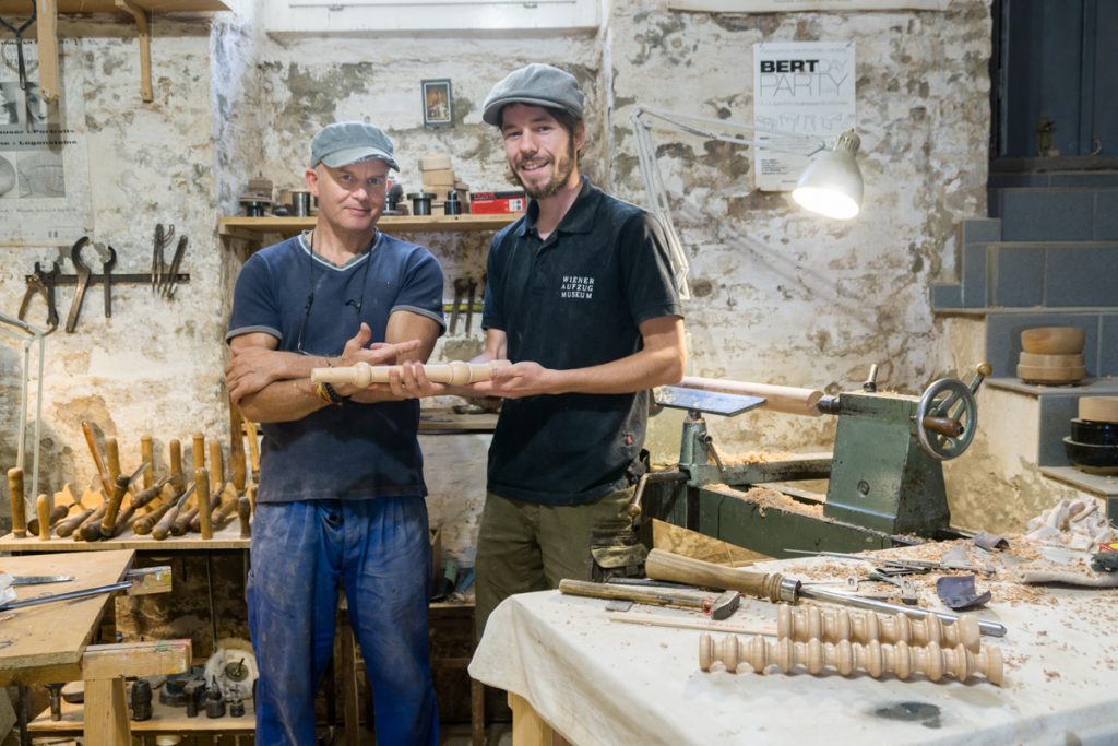 Stolz wird das fertige Werkstück präsentiert