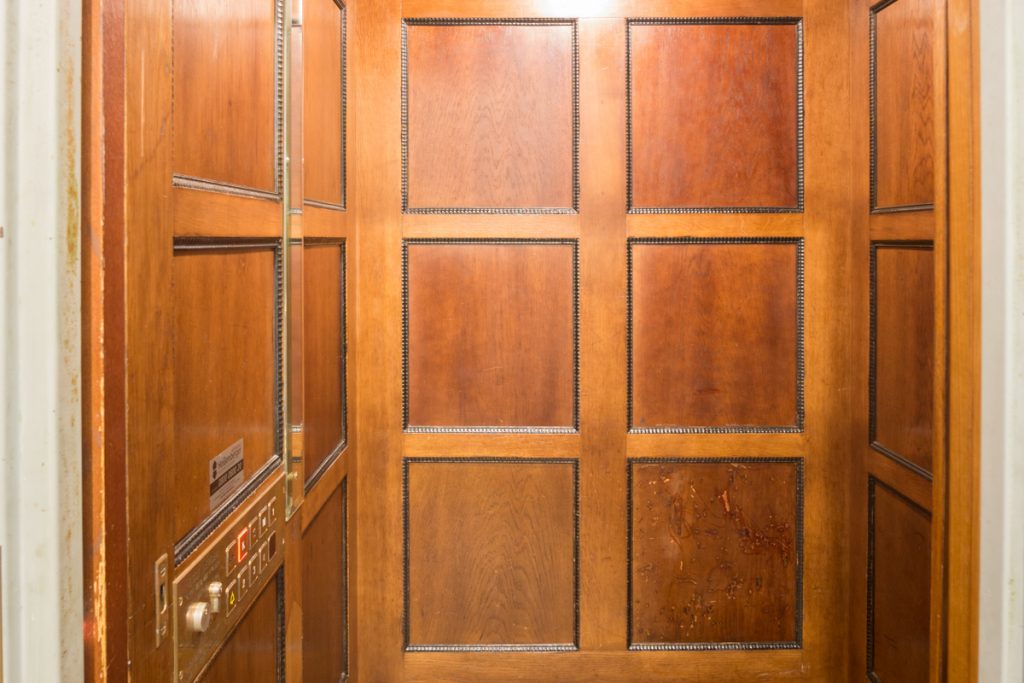 Innenansicht stilsanierte Wandtäfelung einer Aufzugskabine