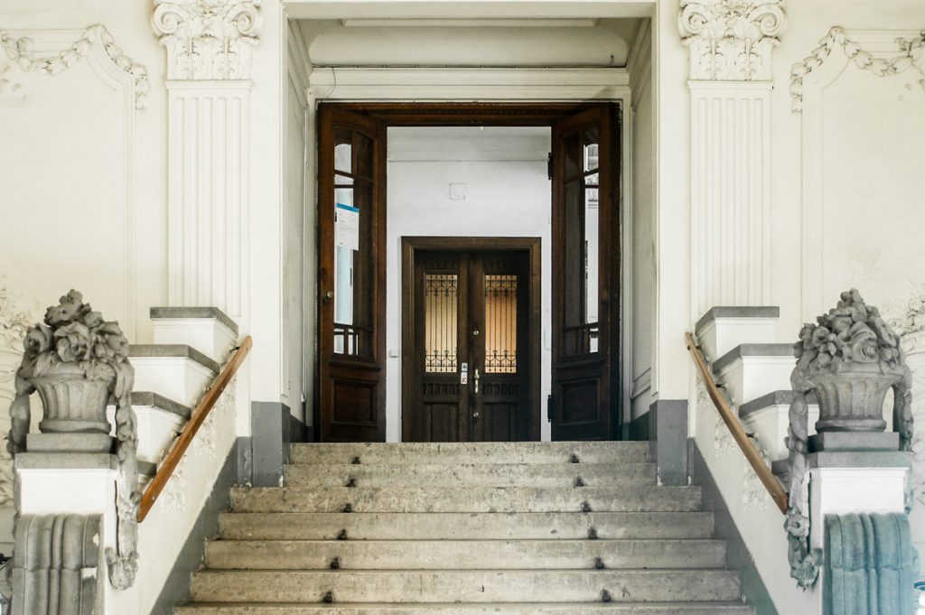 Die prunkvolle Treppe im Vestibül 