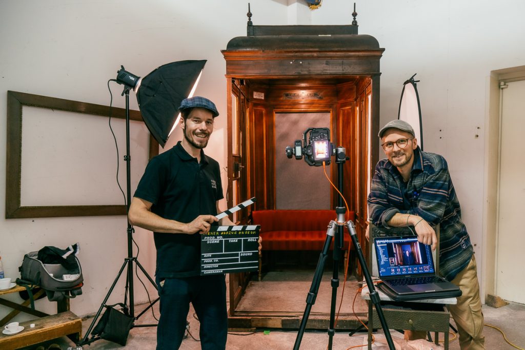 Mein Bester Freund und Fotograf Christian Prinz und ich vor der Foto Liftkabine