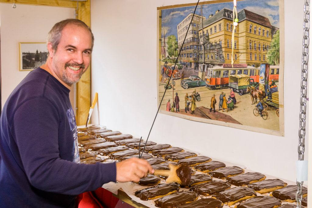 Das Aufstreichen der Schokoglasur braucht besonders viel Sorgfalt