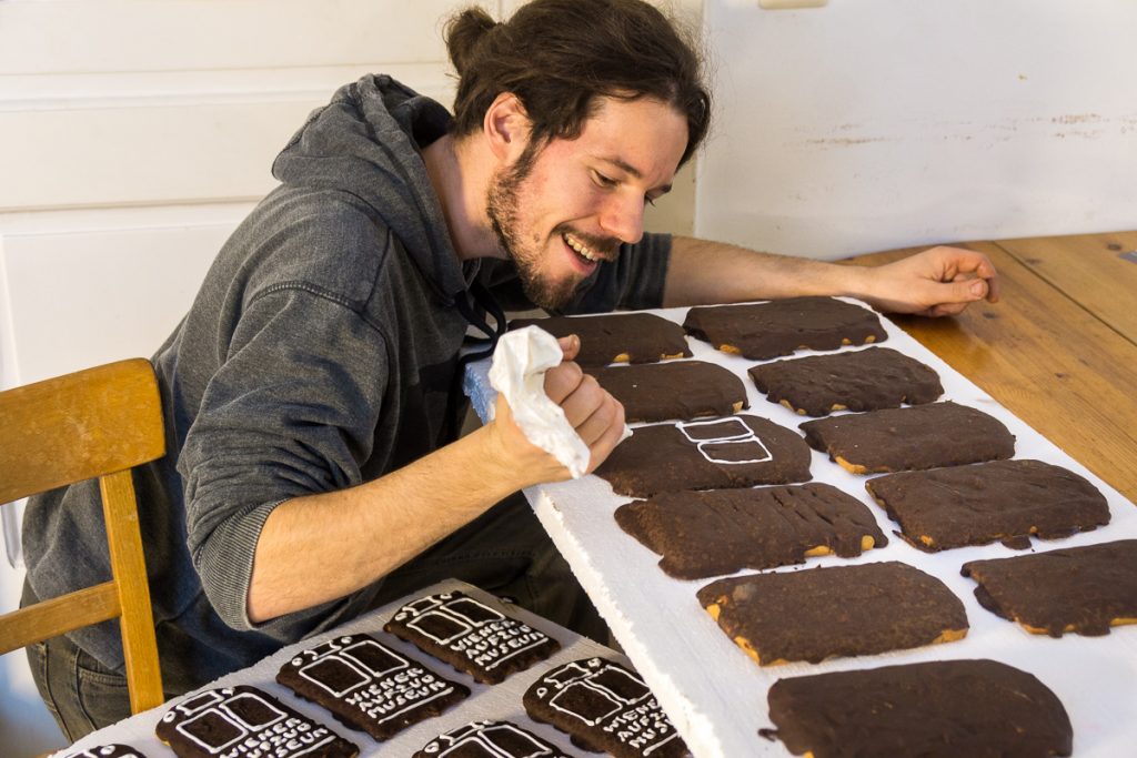 Als letzter Schritt wird mit Zuckerschrift verziert