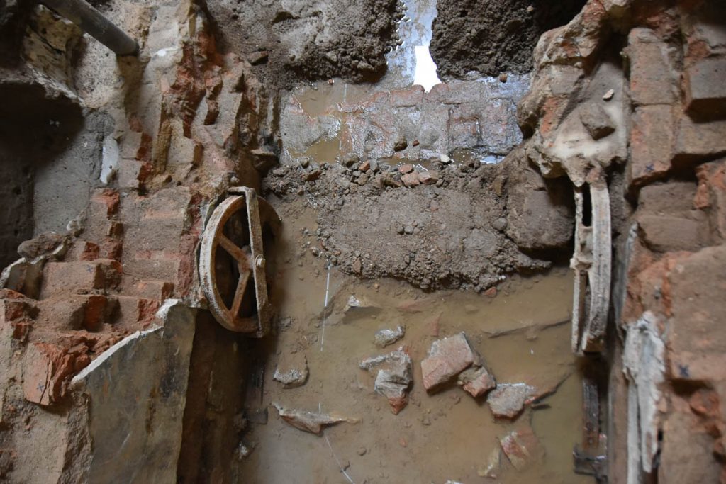Abb. 4: Überreste der Badewannen Hebevorrichtung, (Foto: Mgr. L. Zeman)