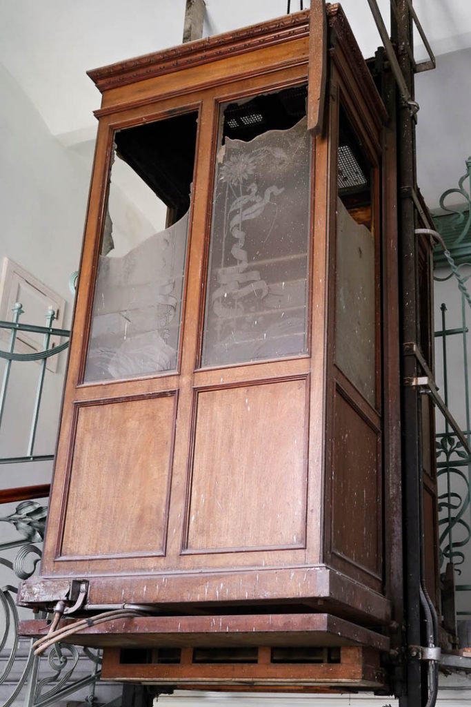 Abb. 1: Stillgelegter Aufzug im Villa "Liberty", Krále Jiřího Nr. 1106