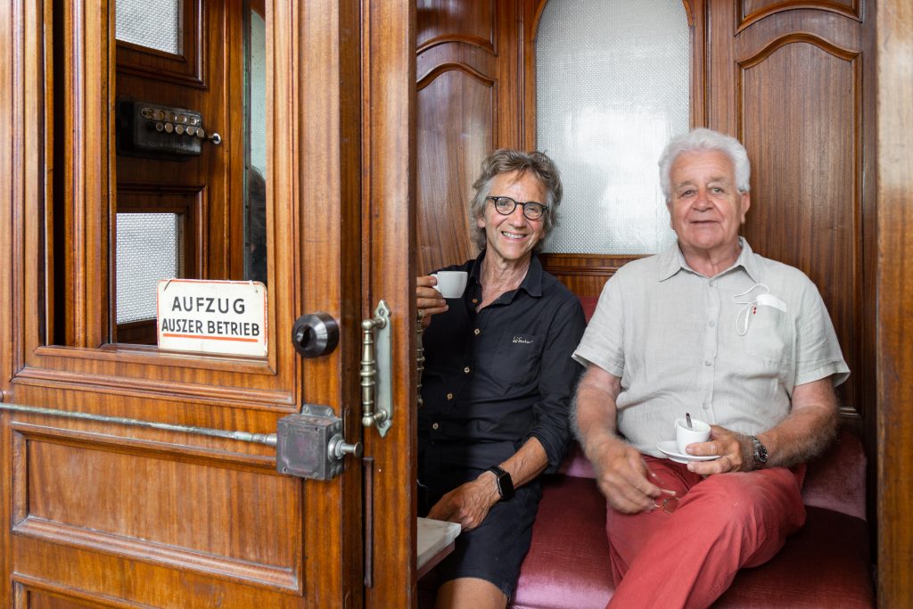 Oliver (li.) und Marco (re.) Stigler zu Gast in unserem Original Stigler Aufzug im Café-Comet in Wien