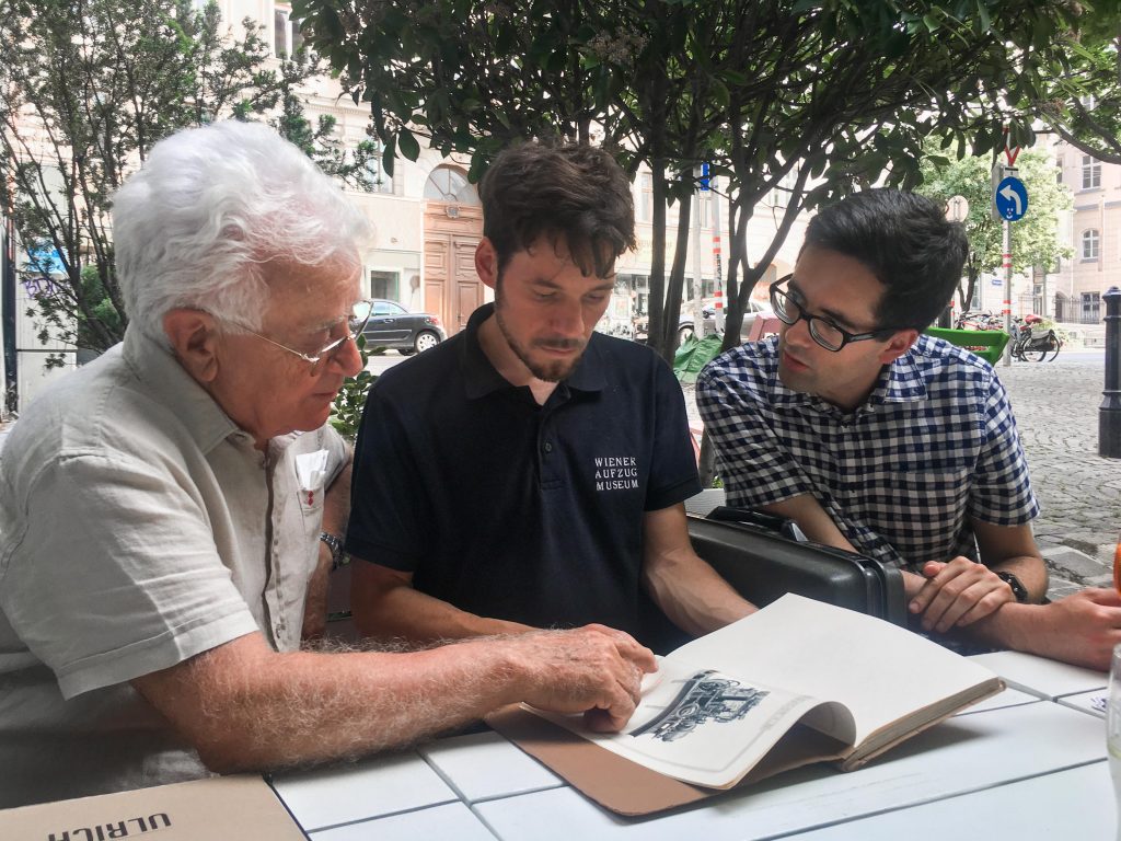 Marco Stigler (li.), Christian und David vom Aufzugmuseum beim durchblättern des originalen Stigler Katalogmaterials 