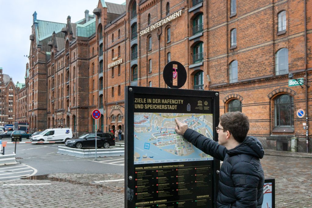 Robin erklärt den Aufbau Hamburgs