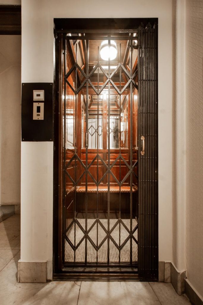 Ein Art-Nouveau Lift mit den klassischen Gittertüren (Akordeontüren), wie er noch in so einigen Brüsseler Bürgerhäusern in Betrieb ist.
