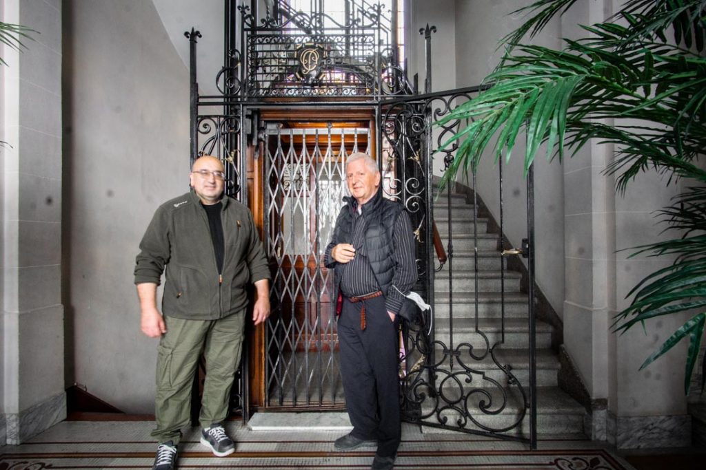 Zwei passionierte Aufzug-Techniker: Georges Soubasis (li.) und Paul Marien (re.)