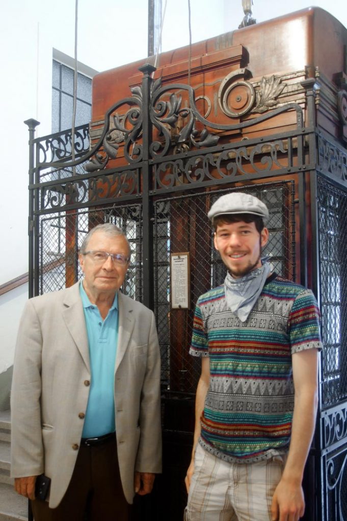 Helmut Puchinger (li.) und Christian Tauss (re.) vor der Aufzugkabine